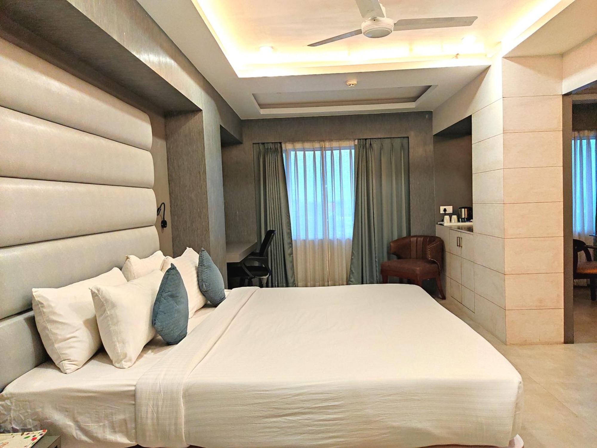 Hotel Rishiraj, Nagaon Nagaon  Buitenkant foto