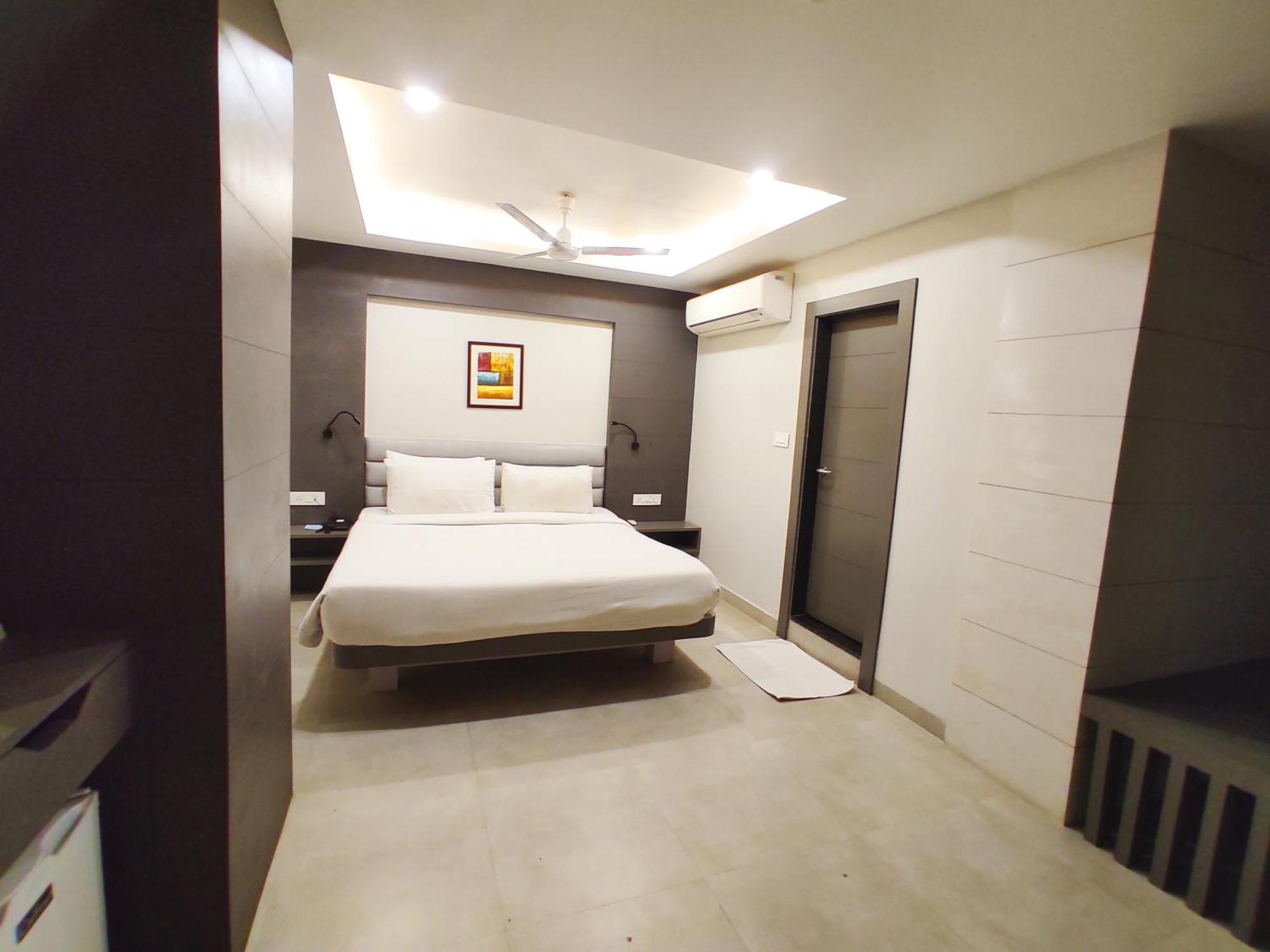 Hotel Rishiraj, Nagaon Nagaon  Buitenkant foto