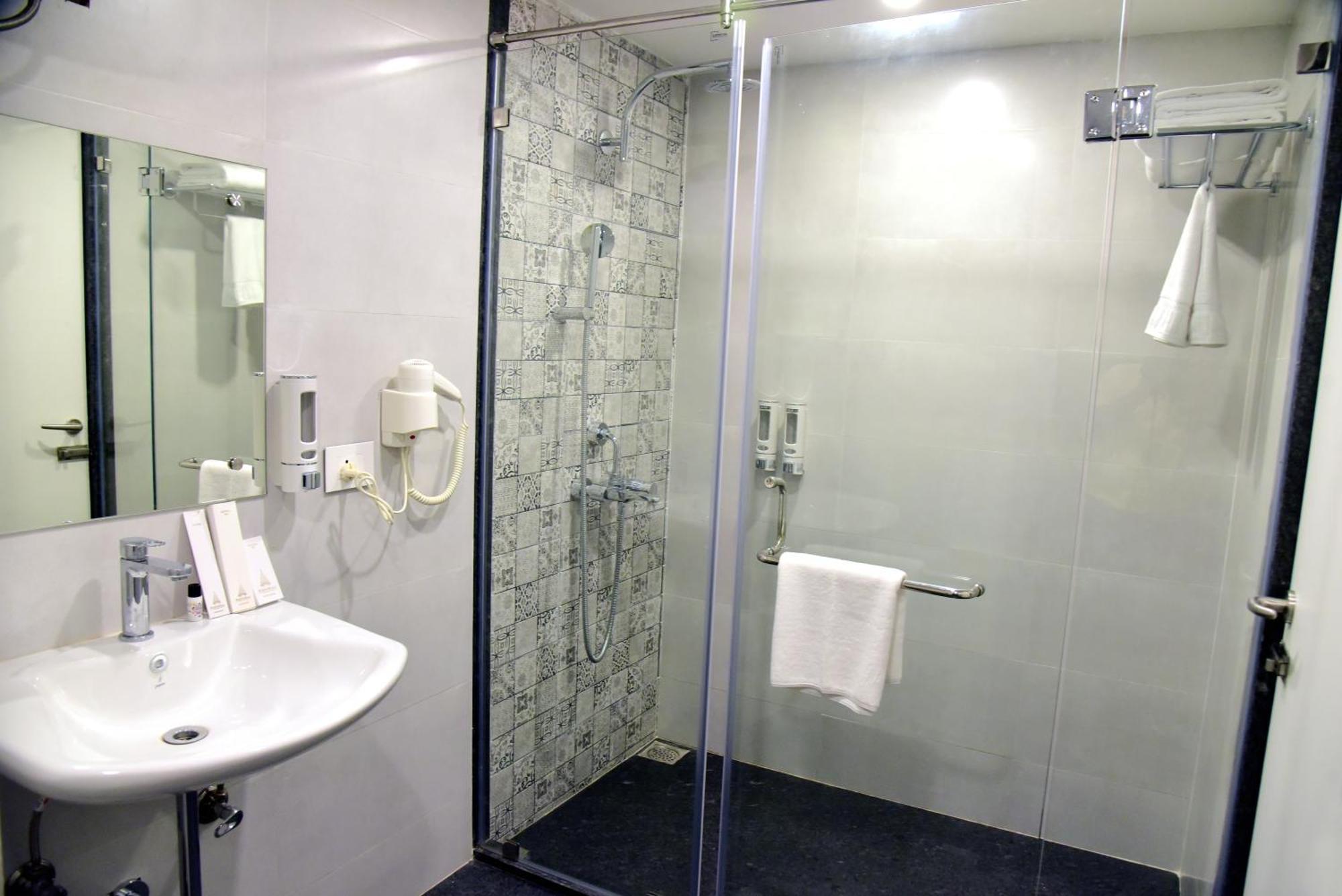 Hotel Rishiraj, Nagaon Nagaon  Buitenkant foto
